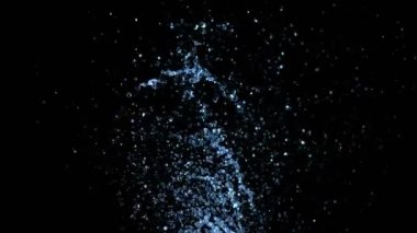 Siyah arka planda izole su çeşme sıçraması süper yavaş hareket. Çok yüksek hızda çekilen kamera.