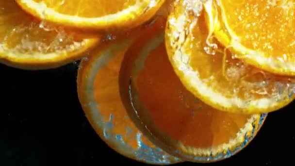 Super Slow Motion Van Vallende Sinaasappel Opspattend Water Gefilmd High — Stockvideo
