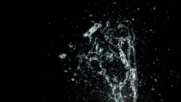 Mouvement super lent des éclaboussures fontaine isolée sur fond noir. Filmé sur une caméra à très grande vitesse .