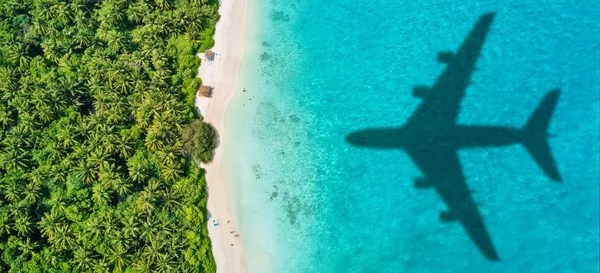 Conceito de viagem com sombra de avião e praia — Fotografia de Stock