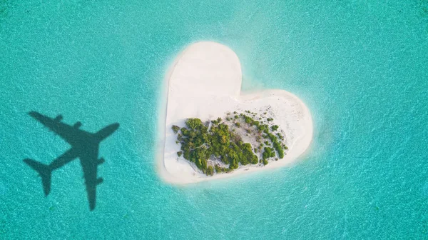 Тропічний острів у формі серця — стокове фото