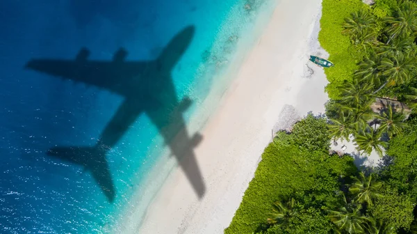 Concept de voyage avec ombre d'avion et plage — Photo