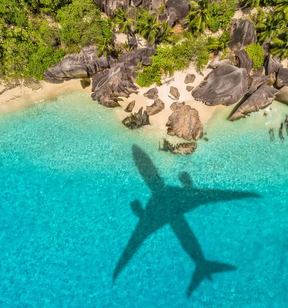 Cestovní koncept se stínem a pláží letadla — Stock fotografie