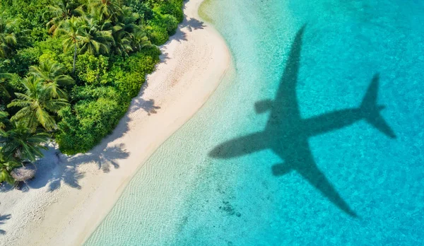 Concepto de viaje con sombra de avión y playa —  Fotos de Stock