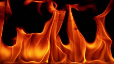 Ayrıntılı olarak siyah arka plan üzerinde izole alevlerin Süper yavaş hareket. Yüksek hızlı sinema kamera, 1000 fps filme