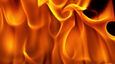 Ayrıntılı olarak siyah arka plan üzerinde izole alevlerin Süper yavaş hareket. Yüksek hızlı sinema kamera, 1000 fps filme