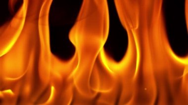 Ayrıntılı olarak siyah arka plan üzerinde izole alevlerin Süper yavaş hareket. Yüksek hızlı sinema kamera, 1000 fps filme