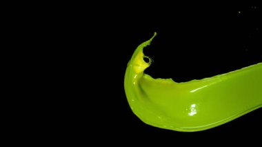 Siyah arka plan üzerinde uçan soyut yeşil sıçrama Süper yavaş hareket. Yüksek hızlı sinema kamera, 1000 fps filme.