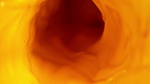 Super Zeitlupe Orangensaft Twisterform Gießen Gefilmt Mit High Speed Kinokamera — Stockvideo