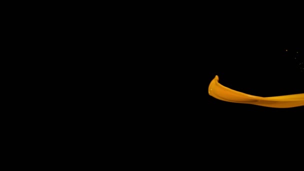 Супер Повільний Рух Літаючих Абстрактних Жовтих Бризок Чорному Тлі Знімається — стокове відео