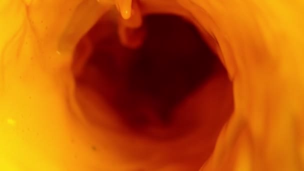 Супер Замедленное Движение Заливки Апельсинового Сока Форме Вихря Снято Камеру — стоковое видео