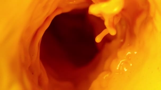 Super Slow Motion Van Het Gieten Van Sinaasappelsap Twistervorm Gefilmd — Stockvideo
