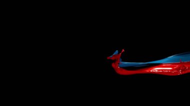 Siyah arka plan üzerinde uçan soyut mavi ve kırmızı sıçrama Süper yavaş hareket. Yüksek hızlı sinema kamera, 1000 fps filme.