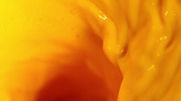 Супер Повільний Рух Заливання Апельсинового Соку Формі Твістера Знімається Високошвидкісній — стокове відео