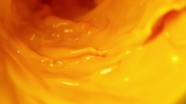 Kasırga şeklinde portakal suyu doldurmanın çok yavaş bir yolu. Yüksek hızlı sinema kamerası, 1000 fps..