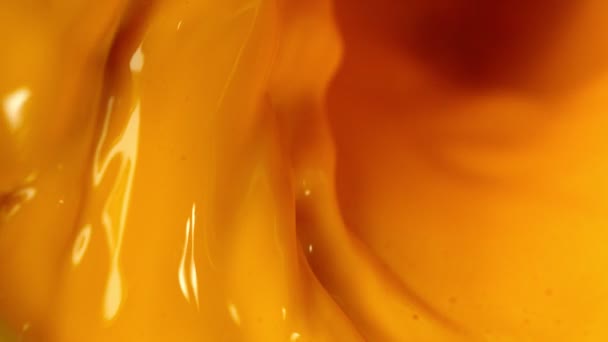 Супер Повільний Рух Заливання Апельсинового Соку Формі Твістера Знімається Високошвидкісній — стокове відео