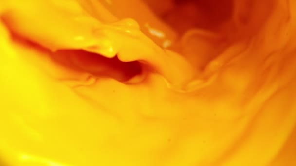 Σούπερ Αργή Κίνηση Του Ρίχνει Χυμό Πορτοκαλιού Σχήμα Ανεμοστρόβιλου Κινηματογραφήθηκε — Αρχείο Βίντεο