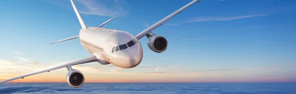 乘客商用飞机飞越云层上空 — 图库照片