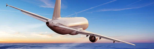 Pasajeros avión comercial volando sobre las nubes —  Fotos de Stock