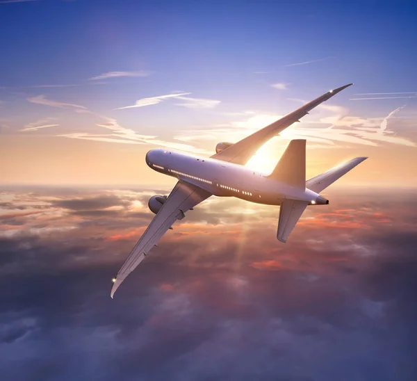 Commerciële vliegtuig passagiers vliegen boven de wolken — Stockfoto
