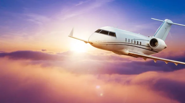 Pasajeros avión privado volando sobre las nubes — Foto de Stock