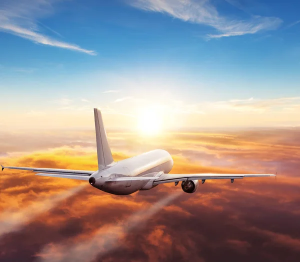 Avião comercial de passageiros voando acima das nuvens — Fotografia de Stock