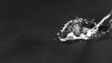 Ayrıntılı olarak su geçirmez bez doku üzerine düşen su damlaları Süper yavaş hareket. Yüksek hızlı sinema kamera, 1000 fps filme.