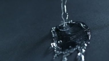 Ayrıntılı olarak su geçirmez bez doku üzerine düşen su damlaları Süper yavaş hareket. Yüksek hızlı sinema kamera, 1000 fps filme.