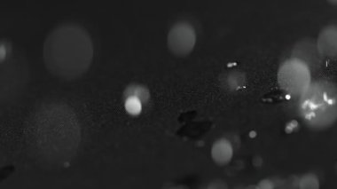 Ayrıntılı olarak su geçirmez bez doku üzerine düşen su damlaları Süper yavaş hareket. Yüksek hızlı sinema kamera, 1000 fps filme.