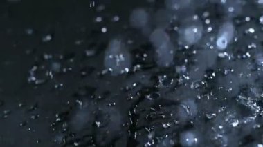 Ayrıntılı olarak su geçirmez bez doku üzerine düşen su damlaları Süper yavaş hareket. Yüksek hızlı sinema kamera, 1000 fps filme.