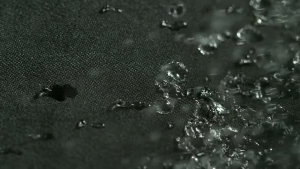 Super Slow Motion Van Vallende Water Druppels Waterdichte Doek Textuur — Stockvideo