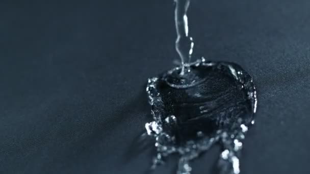 Super Slow Motion Van Vallende Water Druppels Waterdichte Doek Textuur — Stockvideo