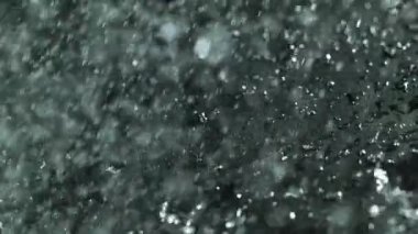 Ayrıntılı olarak su geçirmez bez doku üzerine düşen su damlaları Süper yavaş hareket. Yüksek hızlı sinema kamera, 1000 fps filme.