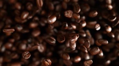 Uçan kahve çekirdeklerinin süper yavaş çekimi. Yüksek hızlı sinema kamerası, 1000 fps..