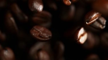 Uçan kahve çekirdeklerinin süper yavaş çekimi. Yüksek hızlı sinema kamerası, 1000 fps..