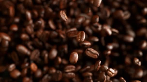 Super Powolny Ruch Latających Ziaren Kawy Nagrywane Szybkim Aparacie Kinowym — Wideo stockowe