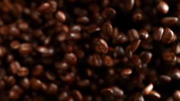 Super Powolny Ruch Latających Ziaren Kawy Nagrywane Szybkim Aparacie Kinowym — Wideo stockowe