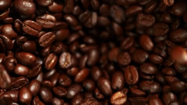 コーヒー豆を粉砕するスーパースローモーション 高速シネマカメラで撮影 1000 Fps — ストック動画