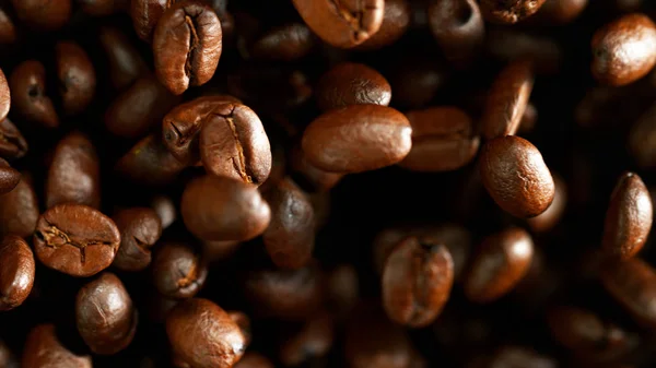 Kaffebönor flyger i luften, makro foto — Stockfoto