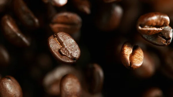 Kaffeebohnen fliegen in der Luft, Makrofoto — Stockfoto