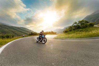 Alp manzarasında motosiklet sürücüsü