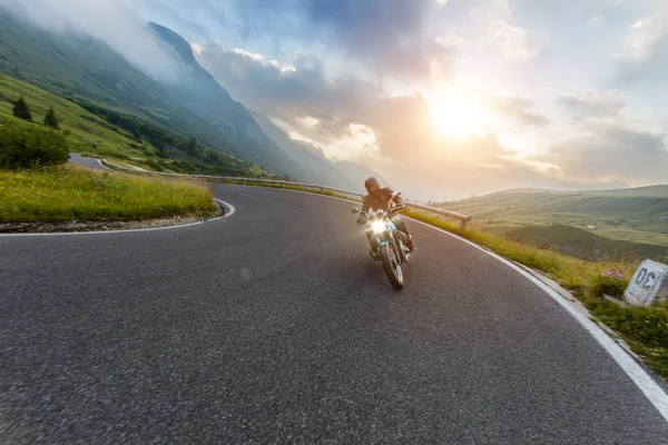 Motorrijder rijden in het Alpenlandschap. — Stockfoto