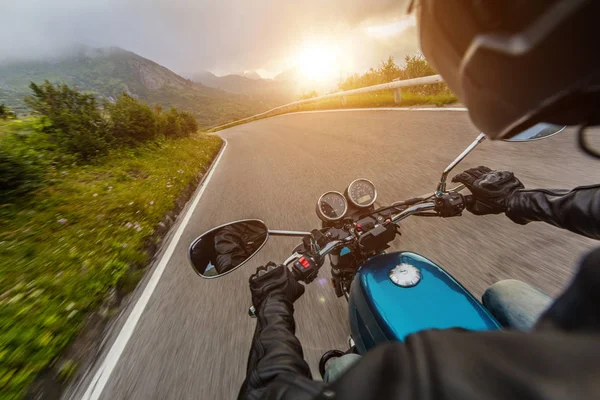 Vista dal motociclista prospettiva conducente al tramonto — Foto Stock