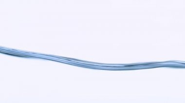 Beyaz arka plan üzerinde su sıçraması Süper yavaş hareket. Yüksek hızlı sinema kamera, 1000 fps filme.