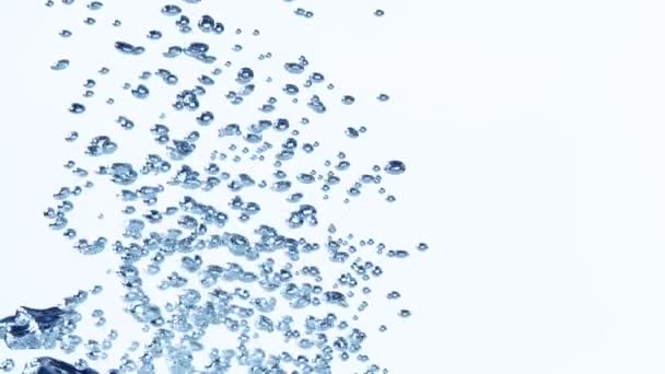 Super Pomalý Pohyb Bublající Vody Bílém Podkladu Natáčeny Velmi Vysokorychlostní — Stock video