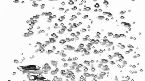 Сверхмедленное Движение Пузырящейся Воды Белом Фоне Снято Высокоскоростную Камеру 1000 — стоковое видео