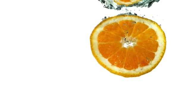 Super Pomalý Pohyb Padající Oranžové Plátky Izolovaný Bílém Pozadí Natáčeny — Stock video