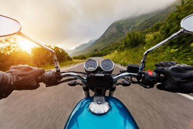 Motosiklet sürücüsü dağlarda sürme