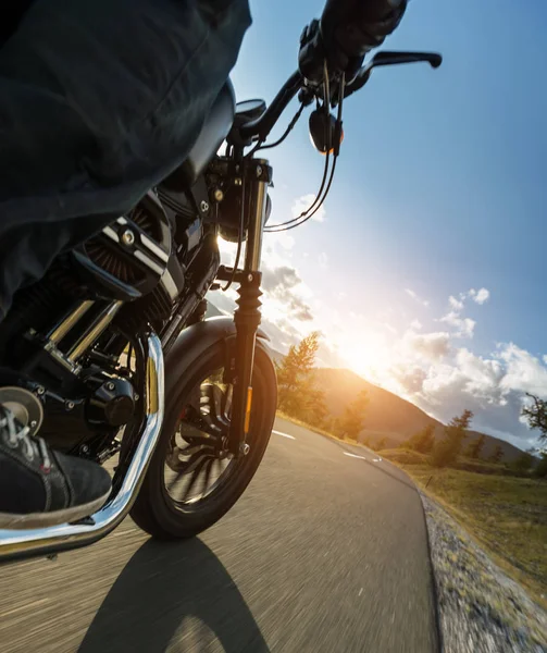 Vista de baja perspectiva del conductor de la motocicleta — Foto de Stock