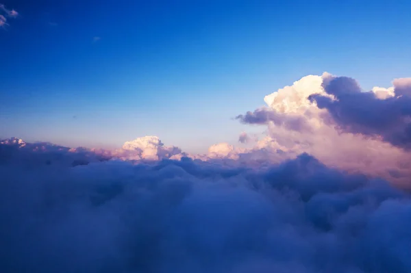 Bella alba cielo nuvoloso dalla vista aerea — Foto Stock